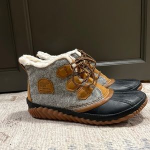 Womens Sorel out and about boots size 8.5 - like NEW.